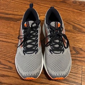Men’s Brooks Levitate 5 running shoes. Size 11 D.